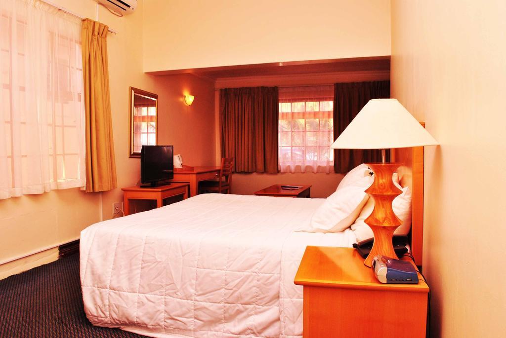 The George Hotel Manzini Luaran gambar